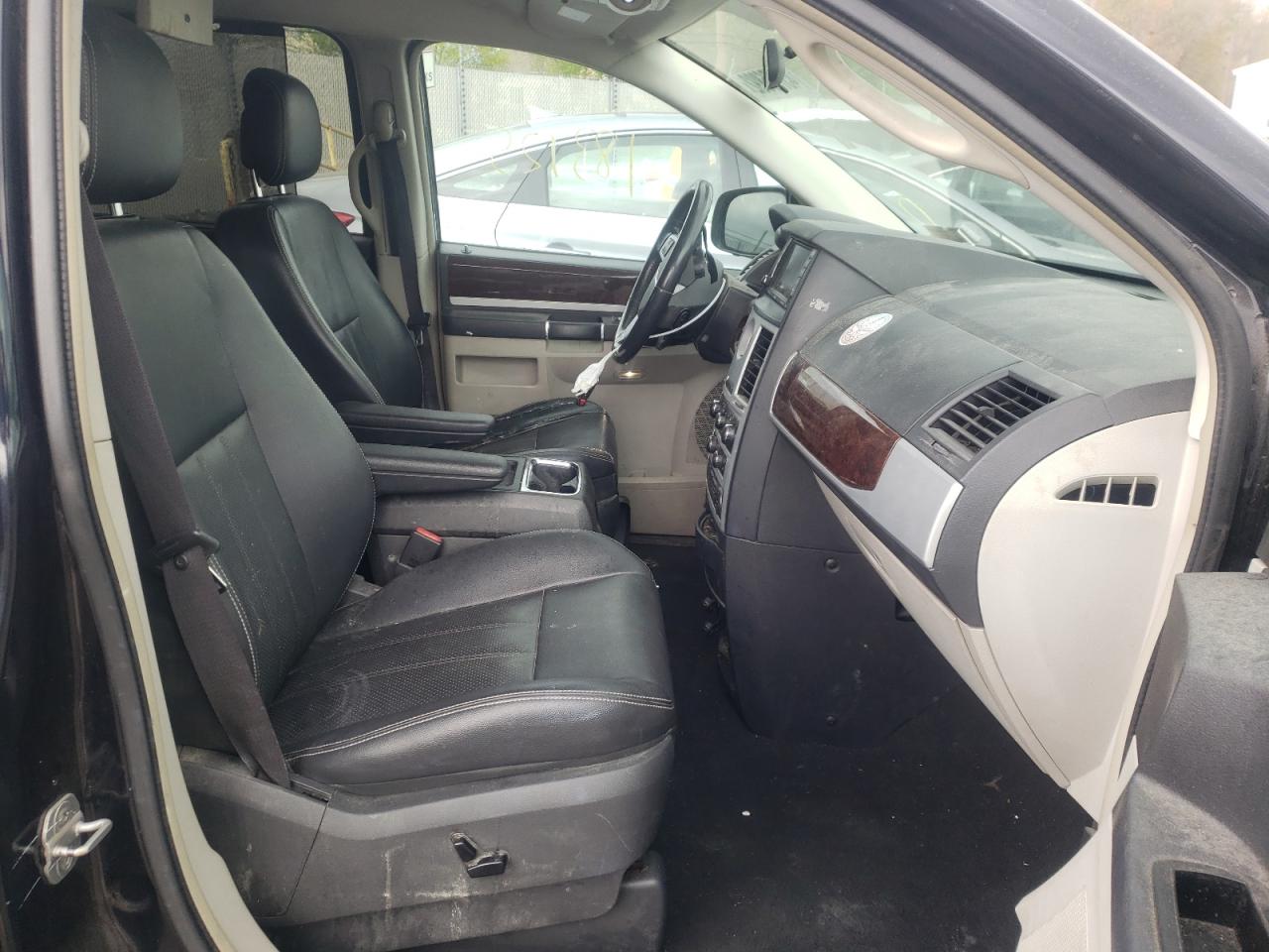 Photo 5 from auction – 2010 CHRYSLER TOWN & COU with VIN 2A4RR8D1XAR481102