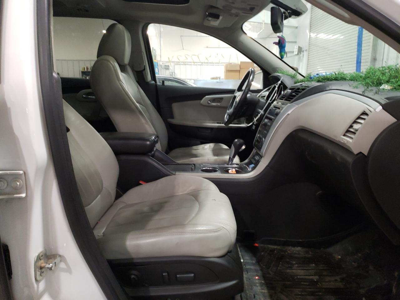 Photo 5 from auction – 2010 CHEVROLET TRAVERSE L with VIN 1GNLVHED5AS104778