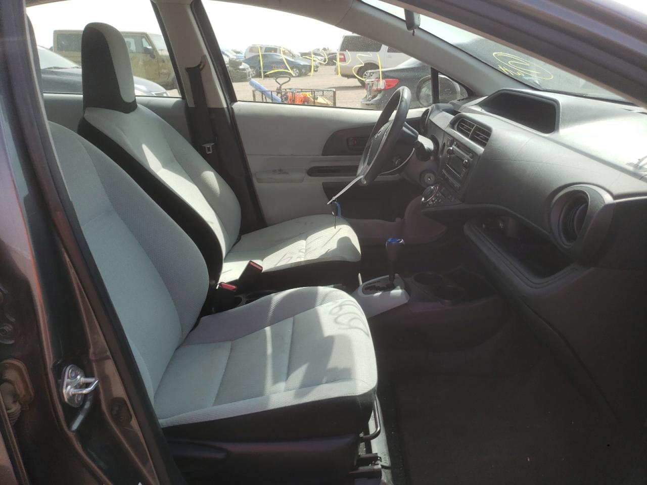 Photo 5 from auction – 2014 TOYOTA PRIUS C with VIN JTDKDTB30E1082464