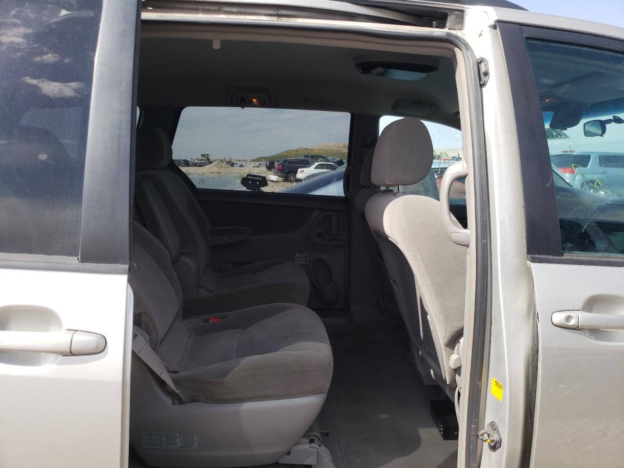 Photo 6 from auction – 2004 TOYOTA SIENNA LE with VIN 5TDBA23C04S013275