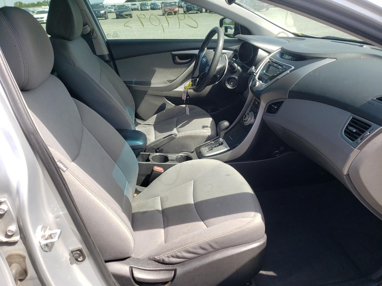 Photo 5 from auction – 2012 HYUNDAI ELANTRA GL with VIN 5NPDH4AE4CH068336