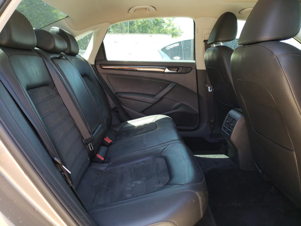 Photo 6 from auction – 2015 VOLKSWAGEN PASSAT SEL with VIN 1VWCM7A34FC022669