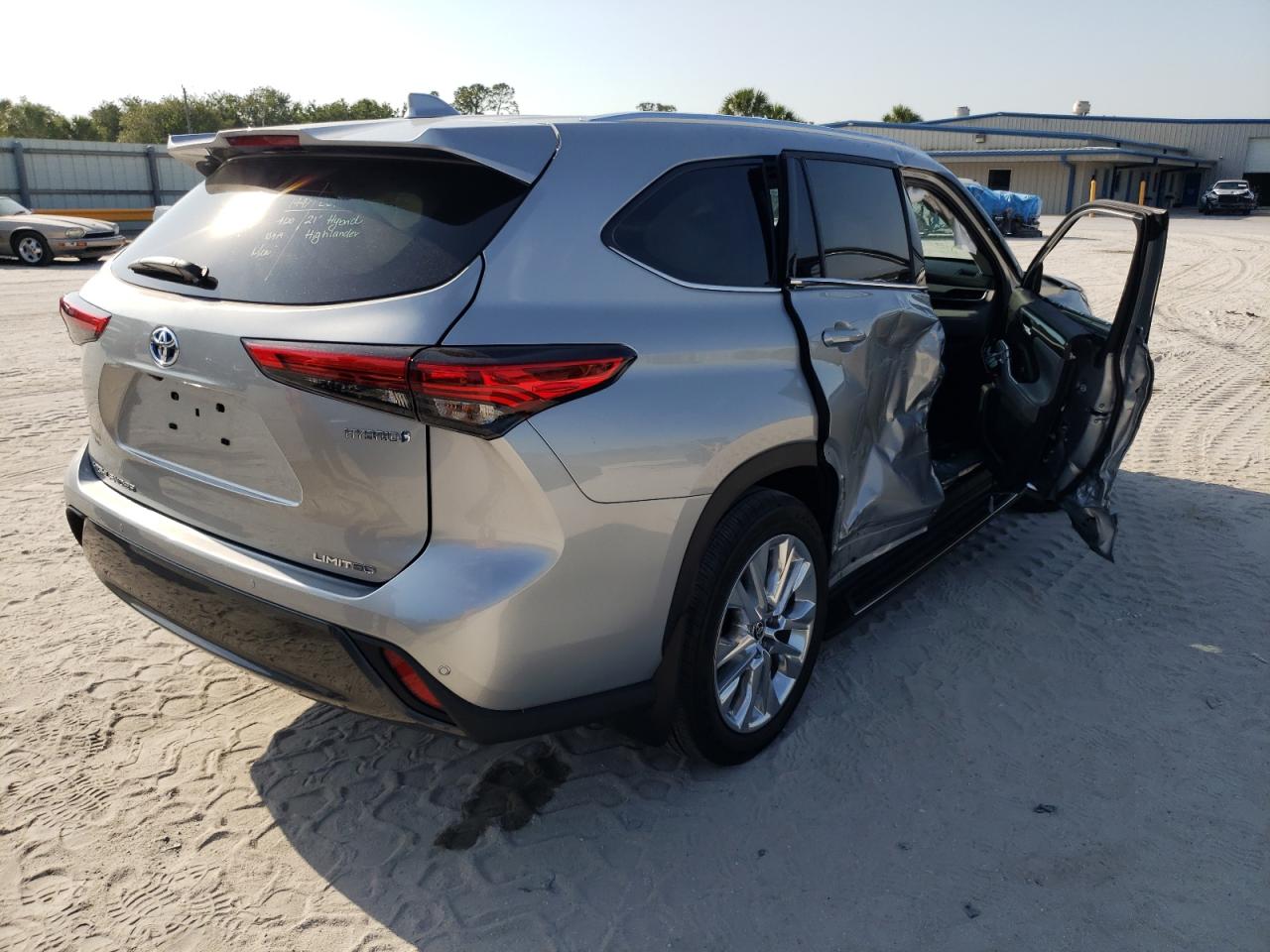 Photo 4 from auction – 2021 TOYOTA HIGHLANDER with VIN 5TDDBRCH5MS018028