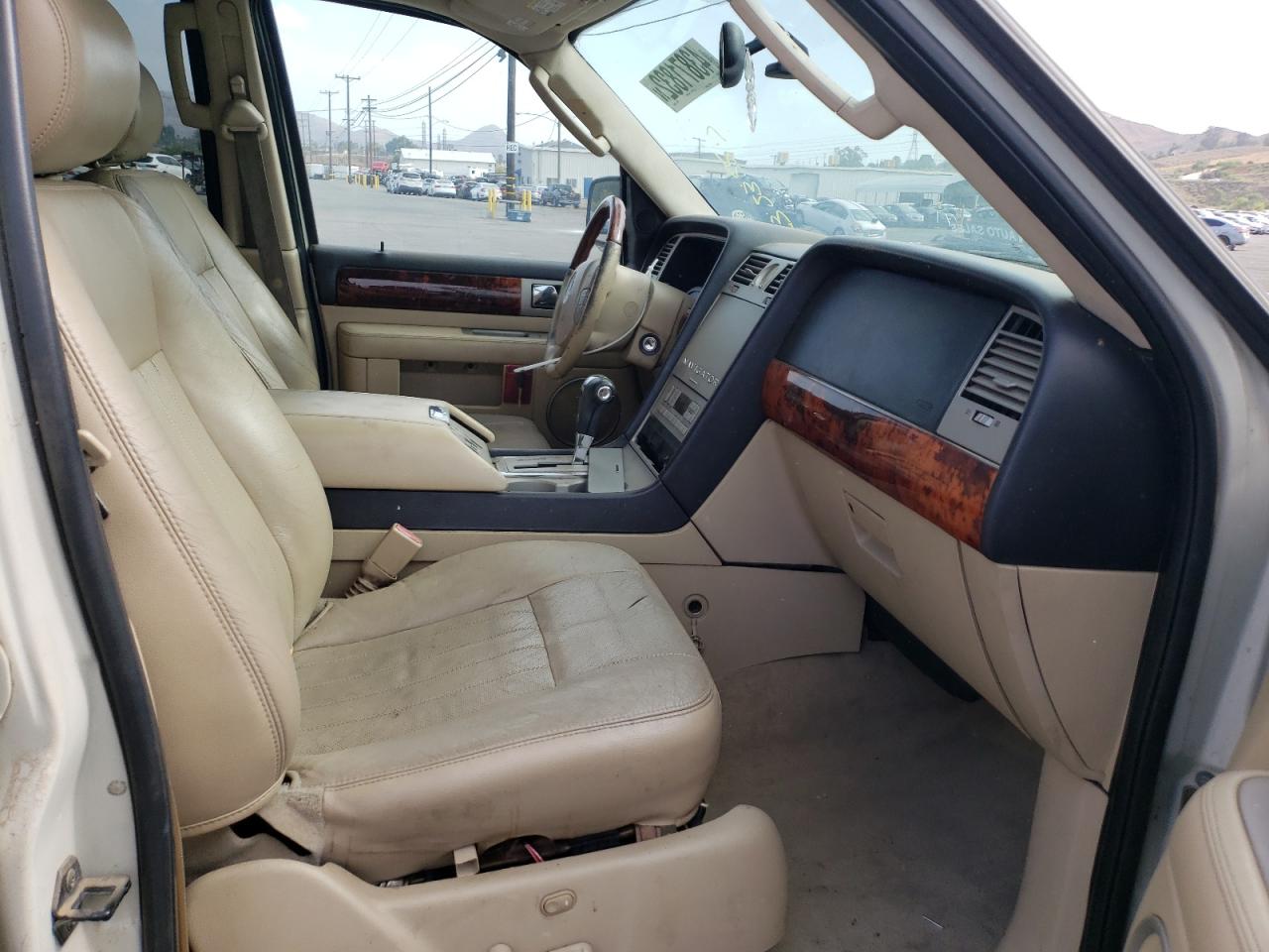 Photo 5 from auction – 2005 LINCOLN NAVIGATOR with VIN 5LMFU27525LJ02989