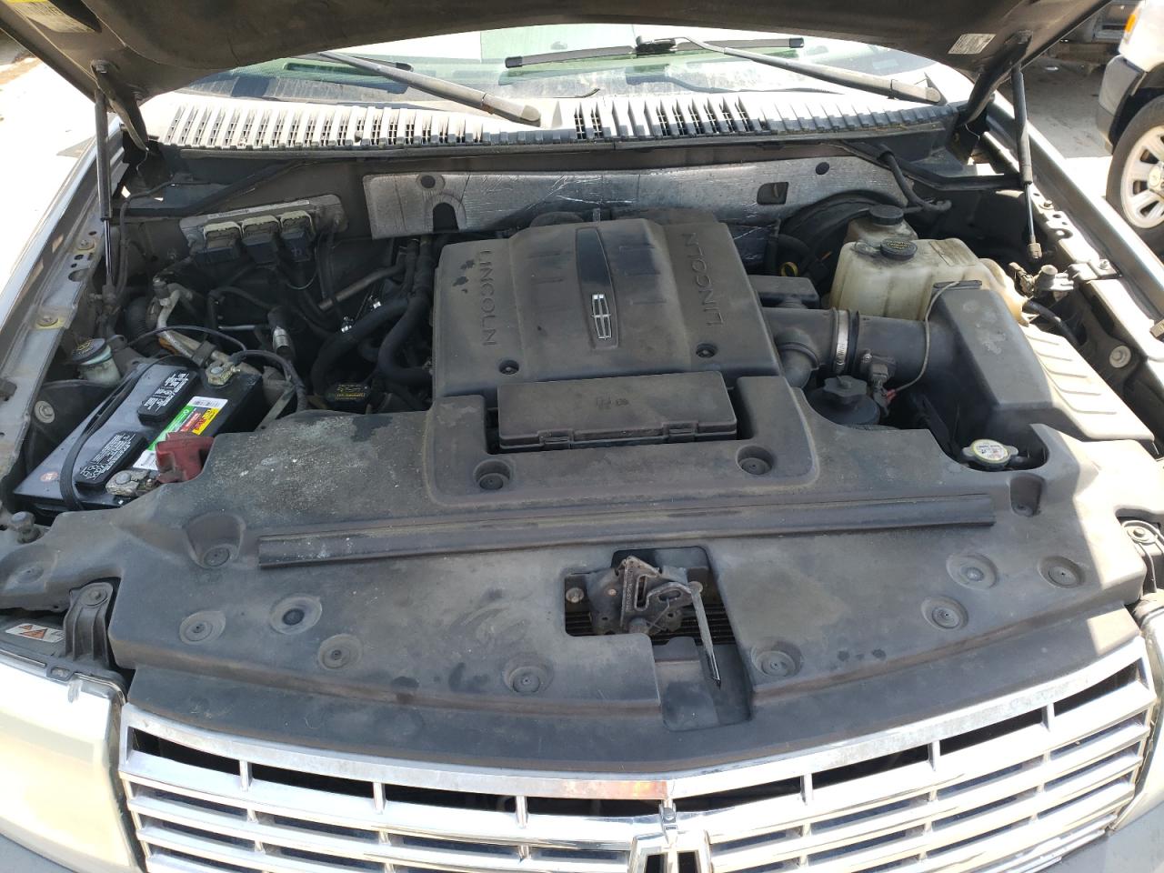 Photo 7 from auction – 2010 LINCOLN NAVIGATOR with VIN 5LMJJ2H58AEJ03824