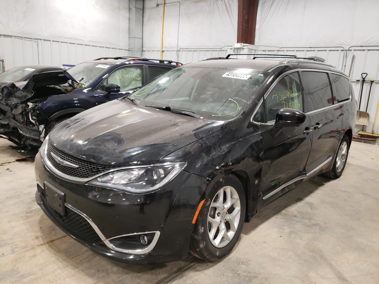 Photo 2 from auction – 2017 CHRYSLER PACIFICA T with VIN 2C4RC1EGXHR584774