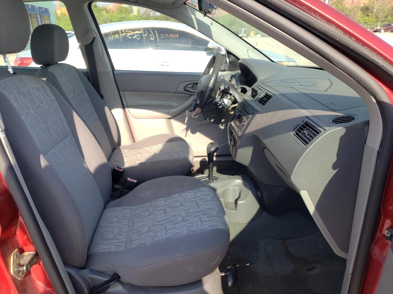Photo 5 from auction – 2005 FORD FOCUS ZX4 with VIN 1FAFP34N65W122241