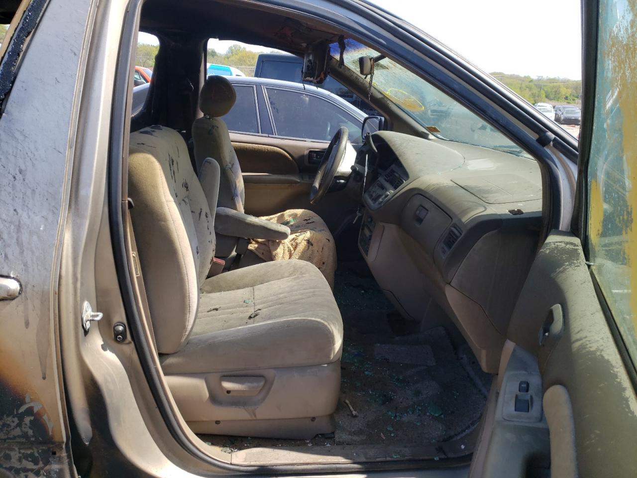 Photo 5 from auction – 2000 TOYOTA SIENNA LE with VIN 4T3ZF13C8YU201153