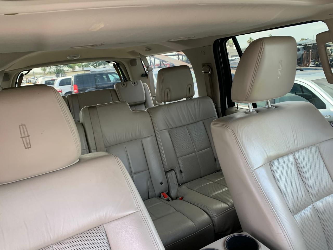 Photo 9 from auction – 2011 LINCOLN NAVIGATOR with VIN 5LMJJ3J58BEJ07518