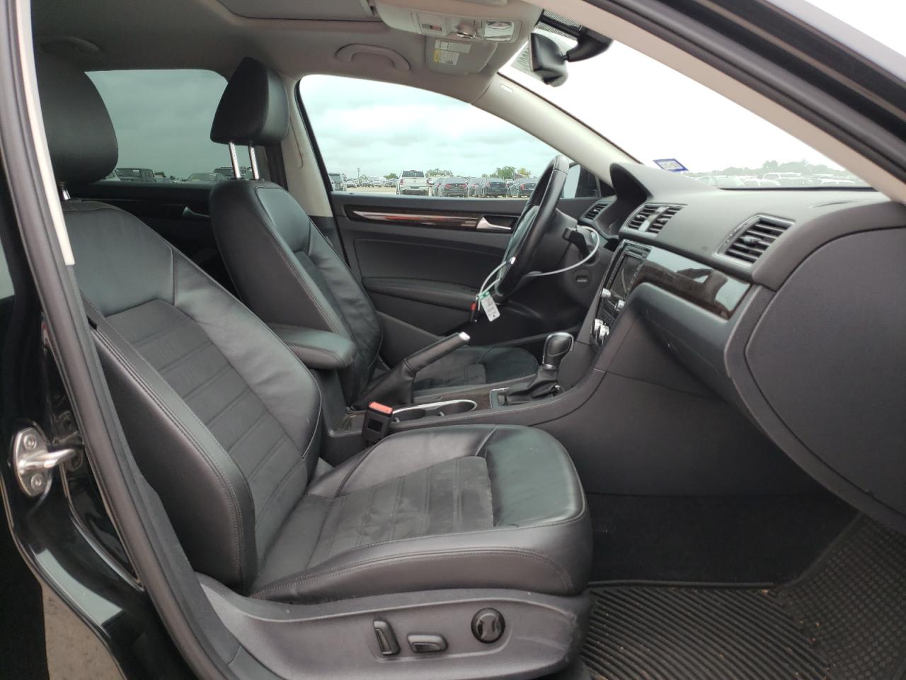 Photo 5 from auction – 2015 VOLKSWAGEN PASSAT SEL with VIN 1VWCV7A39FC050903