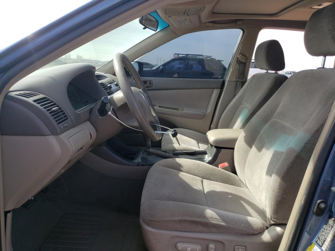 Photo 5 from auction – 2004 TOYOTA CAMRY LE with VIN 4T1BE32K84U895581