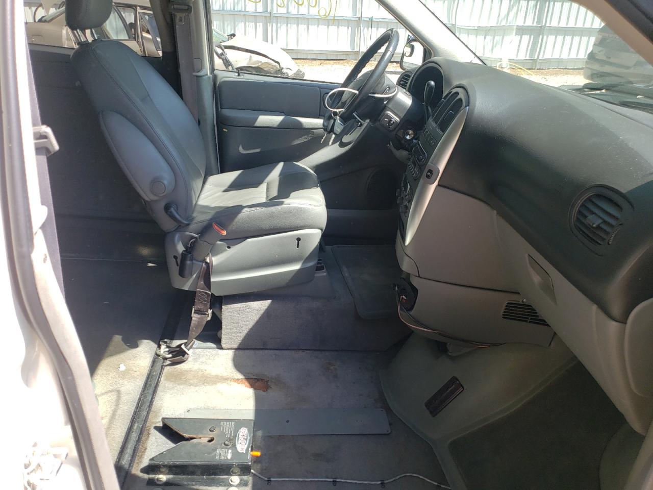 Photo 5 from auction – 2005 CHRYSLER TOWN & COU with VIN 2C4GP54L55R279373
