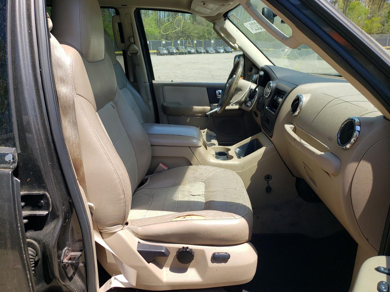 Photo 5 from auction – 2005 FORD EXPEDITION with VIN 1FMFU185X5LA88657