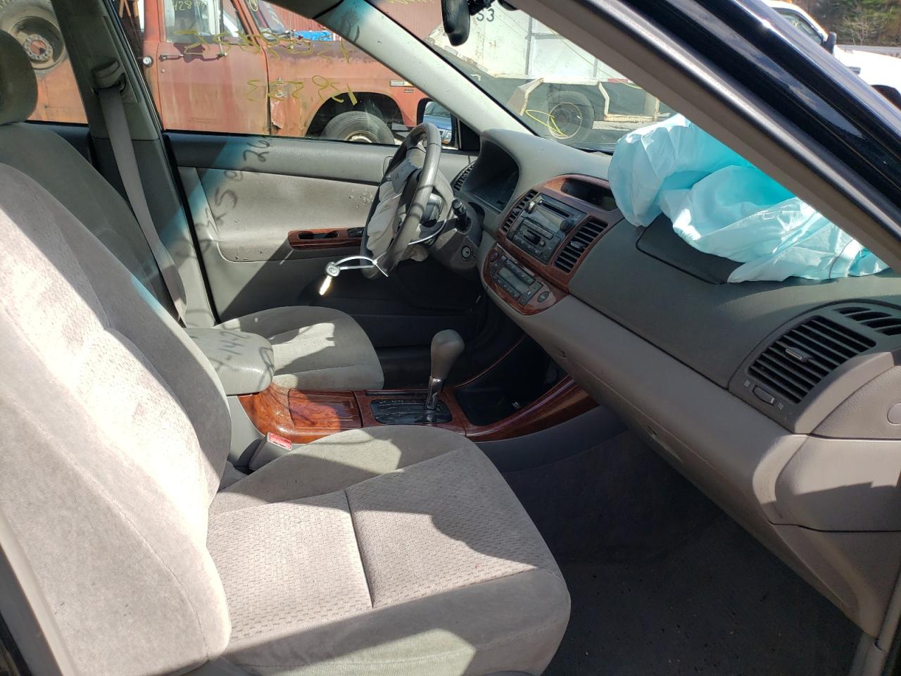 Photo 5 from auction – 2002 TOYOTA CAMRY LE with VIN 4T1BE32K12U090549