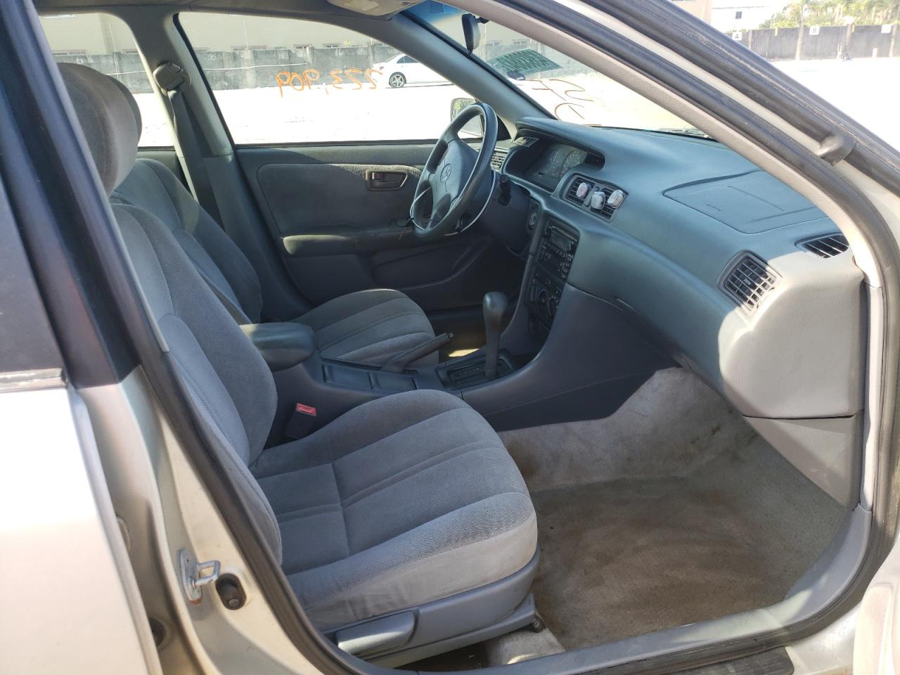 Photo 5 from auction – 2000 TOYOTA CAMRY CE with VIN 4T1BG22K9YU651674