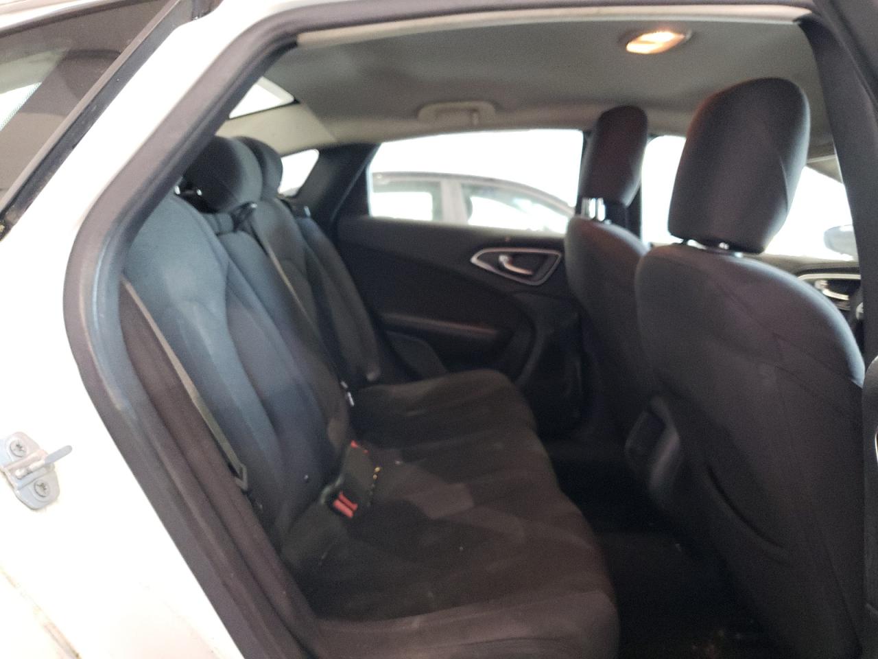 Photo 6 from auction – 2015 CHRYSLER 200 LIMITE with VIN 1C3CCCAB4FN577362