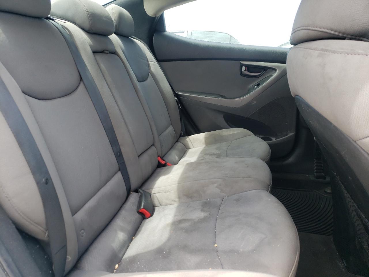 Photo 6 from auction – 2012 HYUNDAI ELANTRA GL with VIN 5NPDH4AE2CH061983