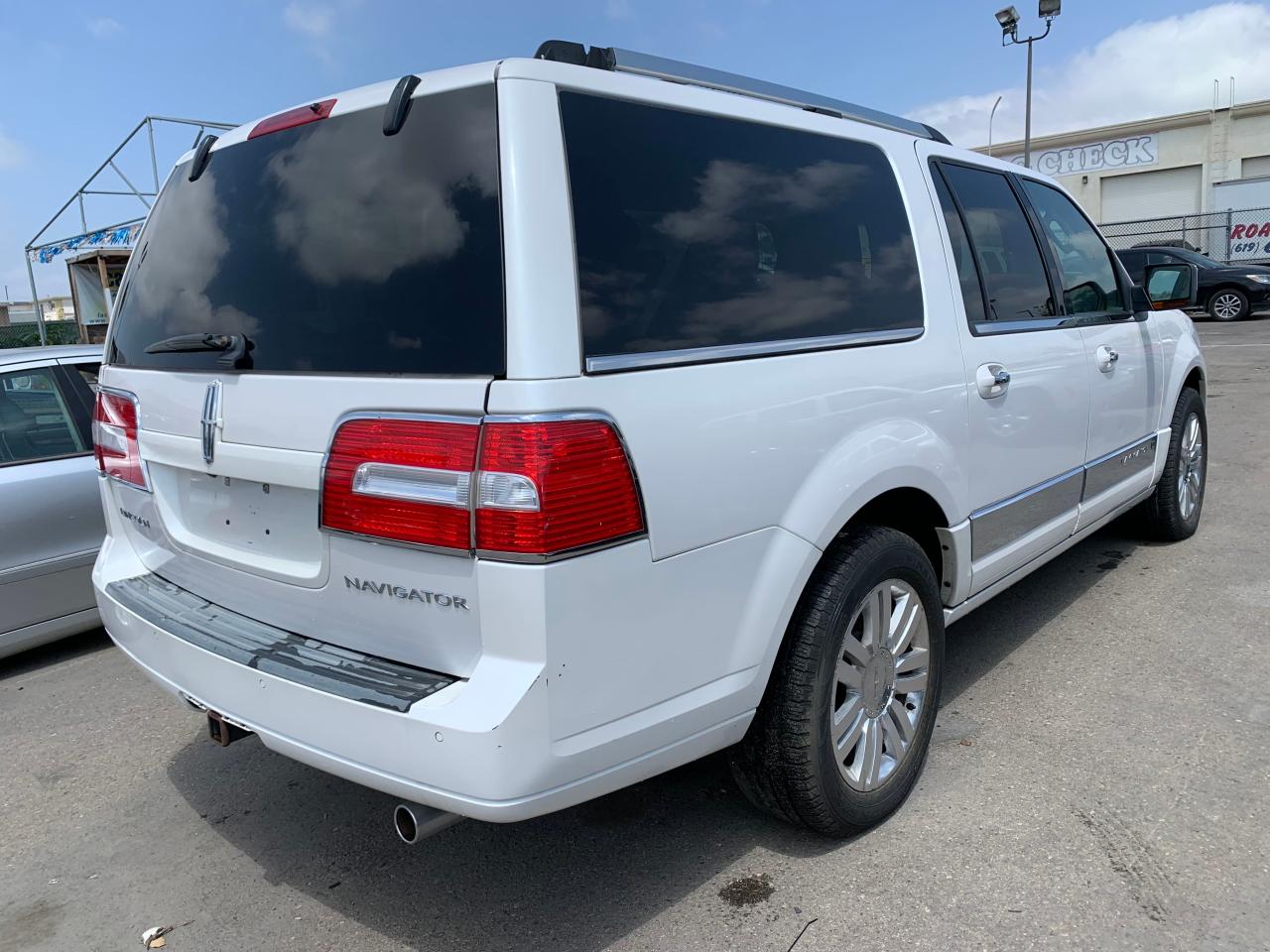 Photo 4 from auction – 2011 LINCOLN NAVIGATOR with VIN 5LMJJ3J58BEJ07518
