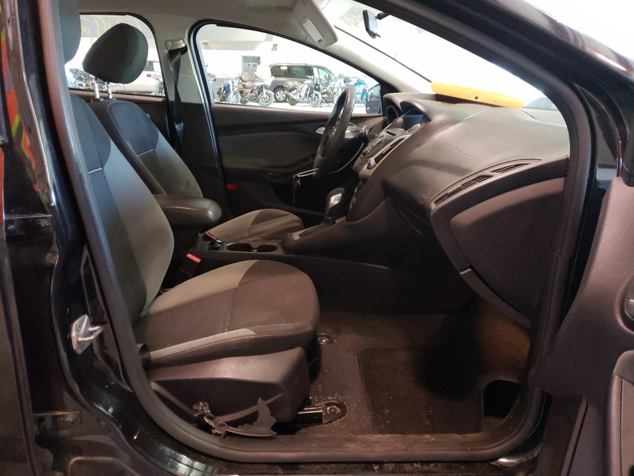 Photo 5 from auction – 2014 FORD FOCUS SE with VIN 1FADP3K28EL153167