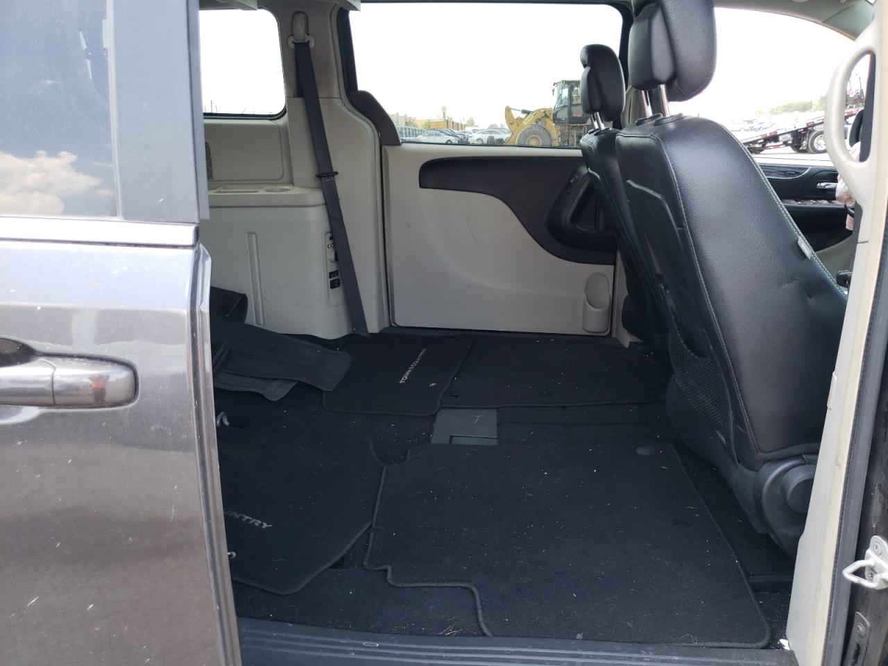Photo 6 from auction – 2016 CHRYSLER TOWN & COU with VIN 2C4RC1BG4GR292542