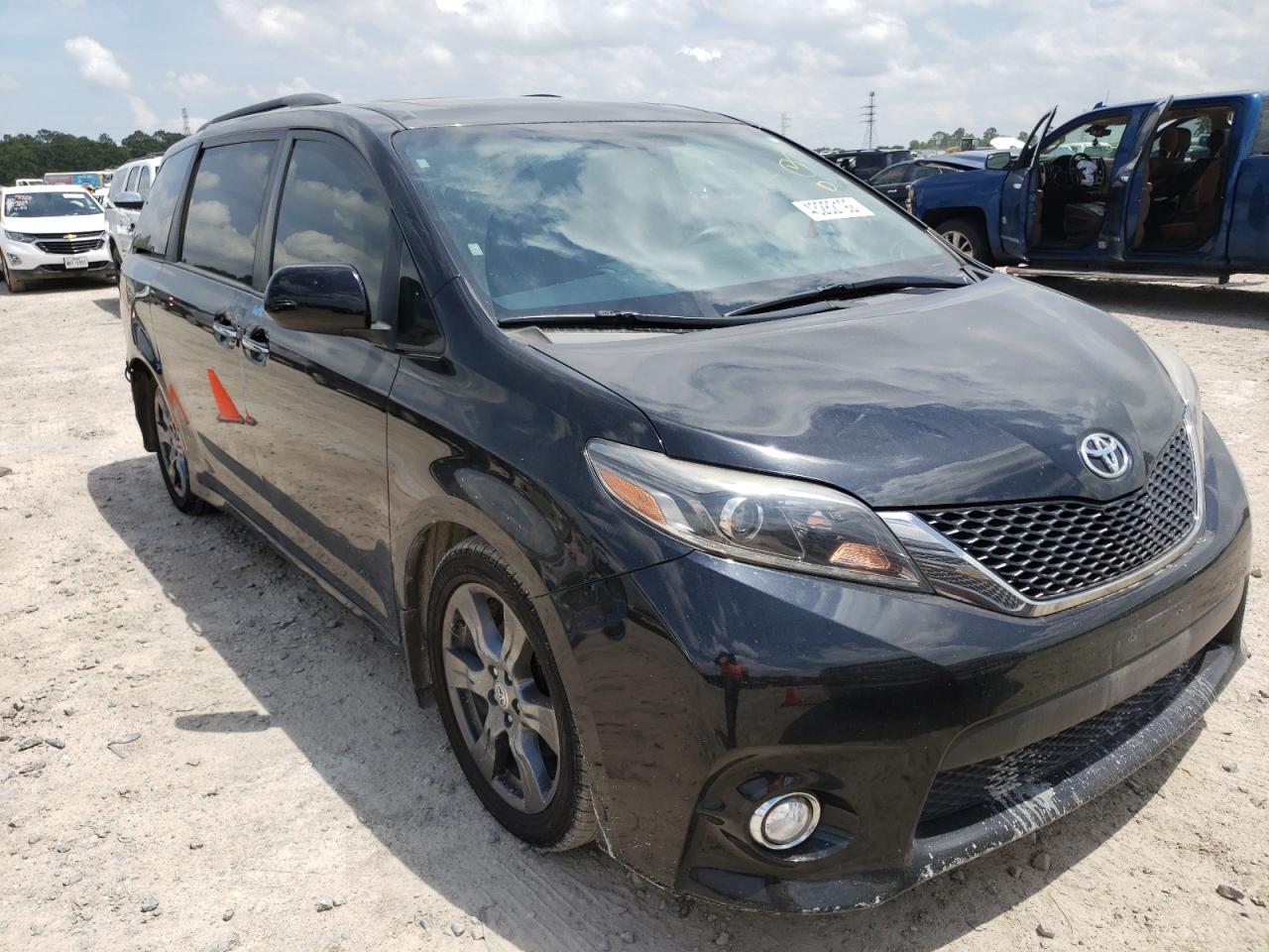 TOYOTA SIENNA SE 2017 with VIN 5TDXZ3DC2HS779114 - Photo from auction