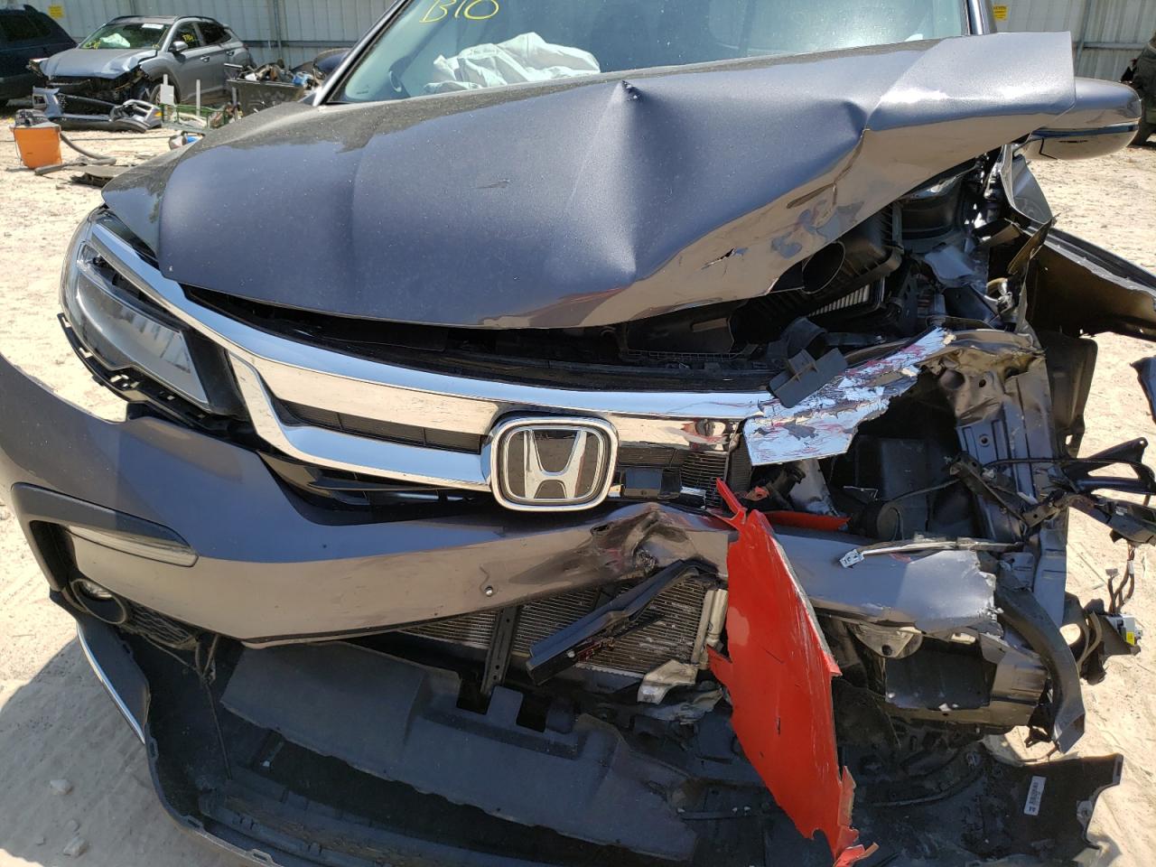 Photo 9 from auction – 2019 HONDA PILOT TOUR with VIN 5FNYF5H68KB034182