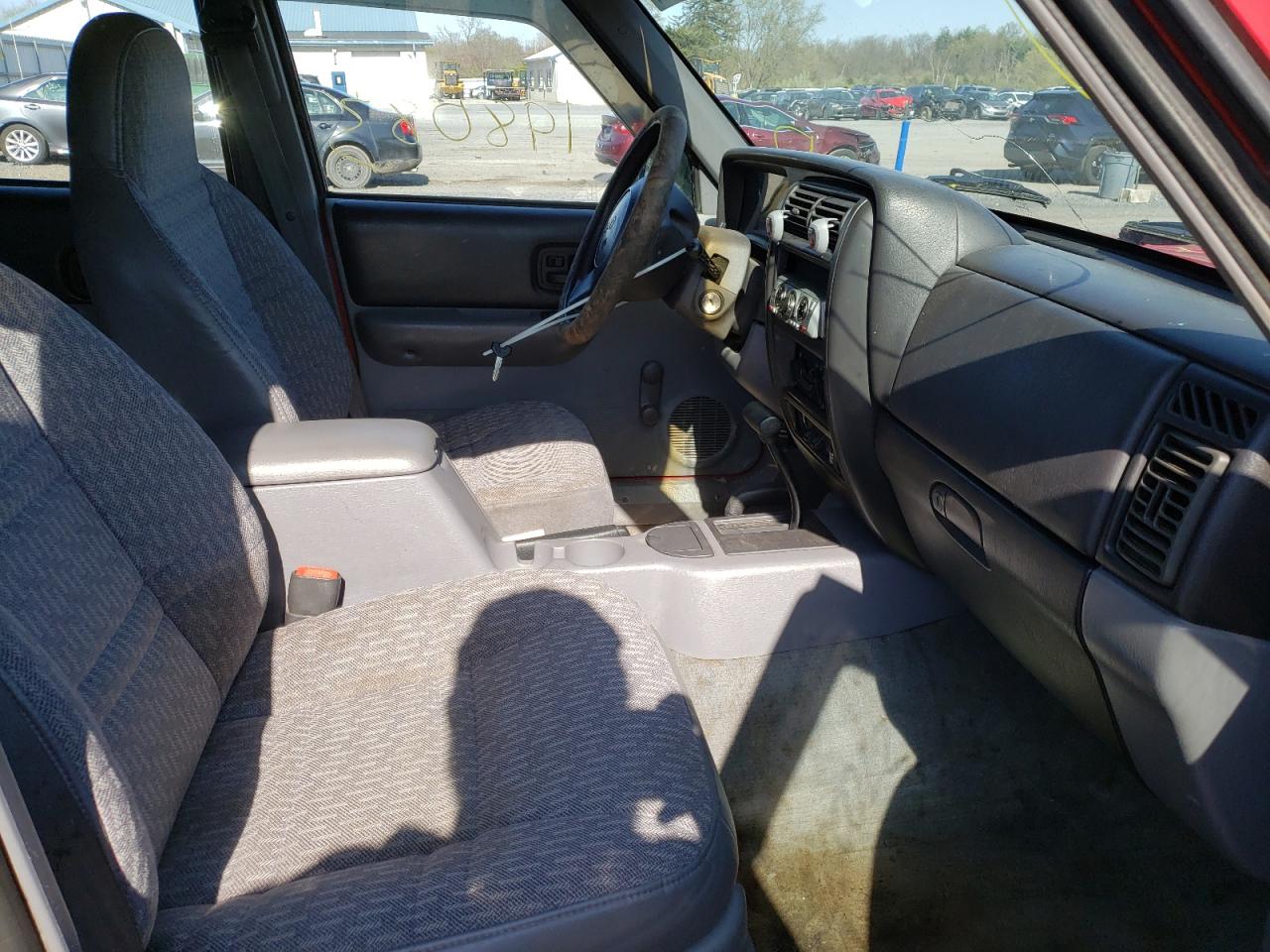 Photo 5 from auction – 1998 JEEP CHEROKEE with VIN 1J4FJ28S0WL107219