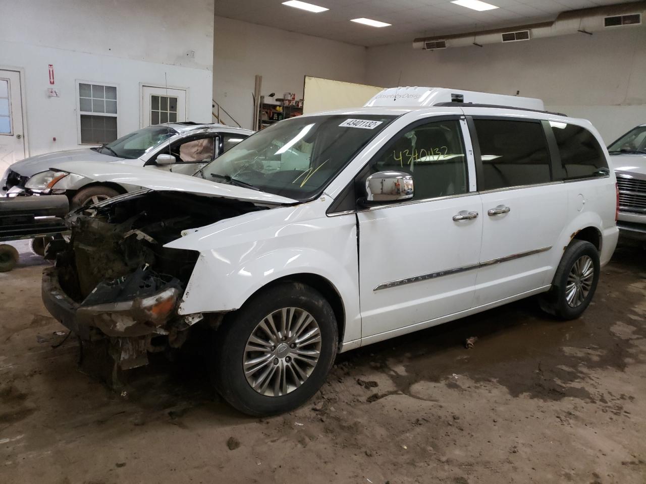 Photo 2 from auction – 2015 CHRYSLER TOWN & COU with VIN 2C4RC1CG9FR521553