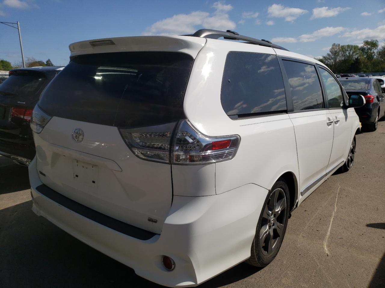 Photo 4 from auction – 2017 TOYOTA SIENNA SE with VIN 5TDXZ3DC8HS812178