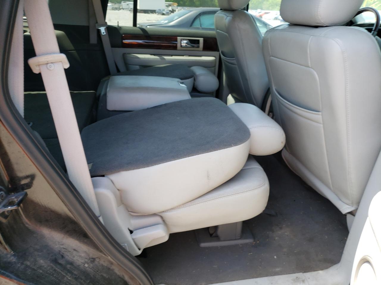 Photo 6 from auction – 2006 LINCOLN NAVIGATOR with VIN 5LMFU27546LJ09654