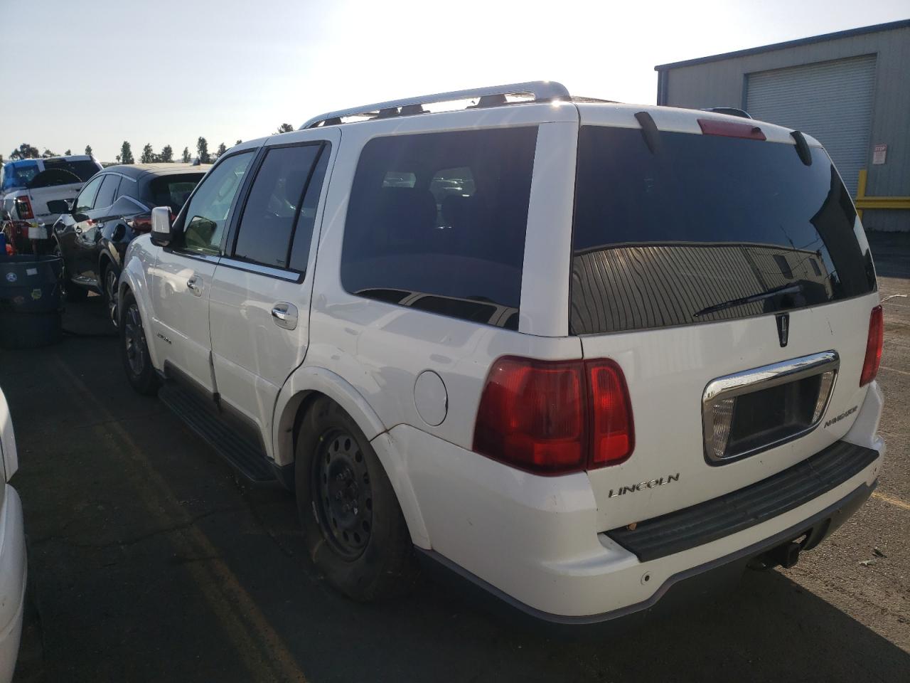 Photo 3 from auction – 2004 LINCOLN NAVIGATOR with VIN 5LMFU28R24LJ25673