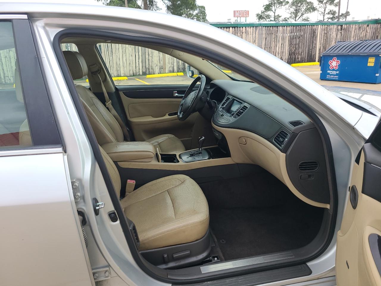 Photo 5 from auction – 2011 HYUNDAI GENESIS 3. with VIN KMHGC4DE5BU126767