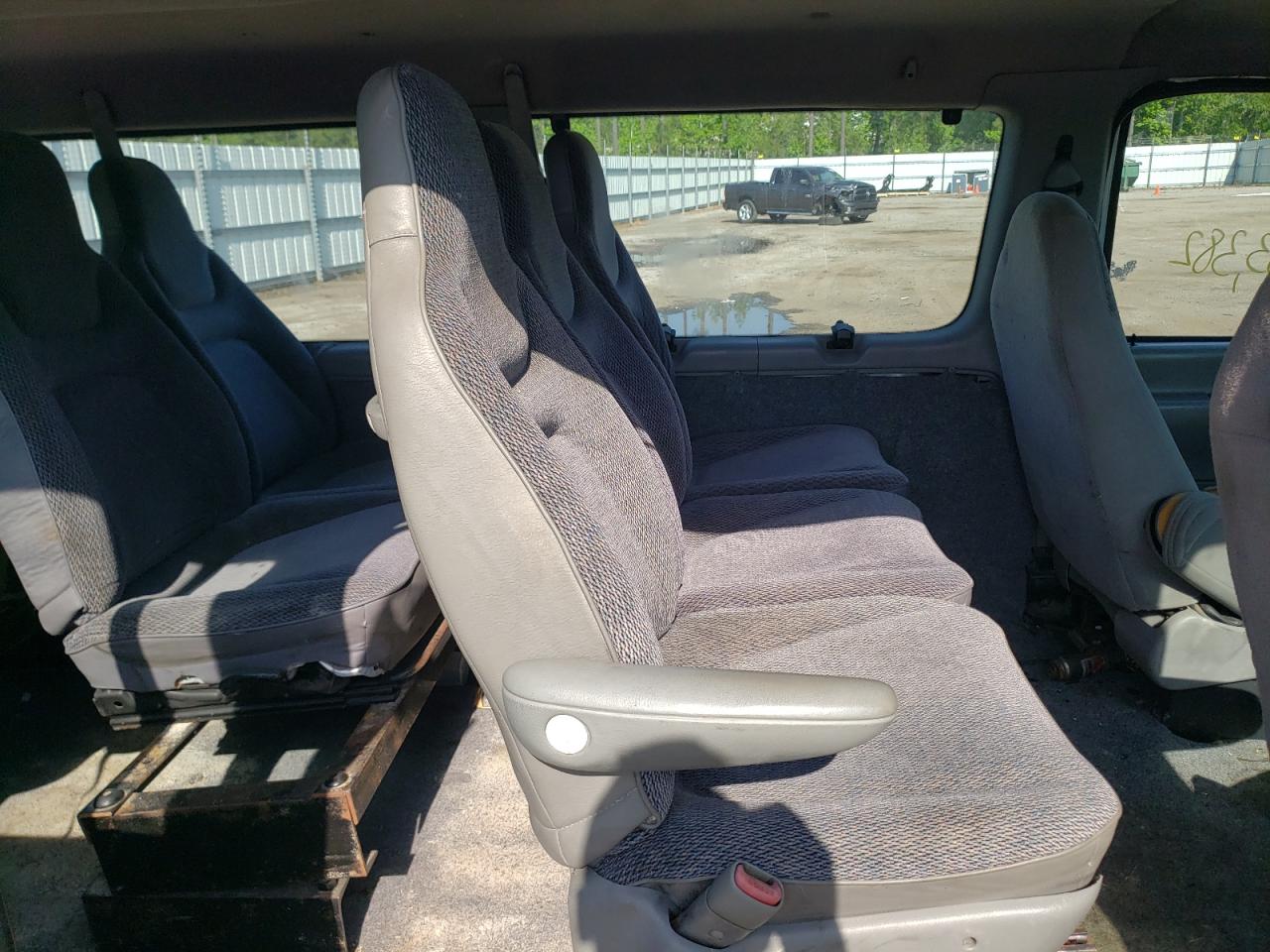 Photo 6 from auction – 2000 FORD ECONOLINE with VIN 1FBSS31L4YHA78294