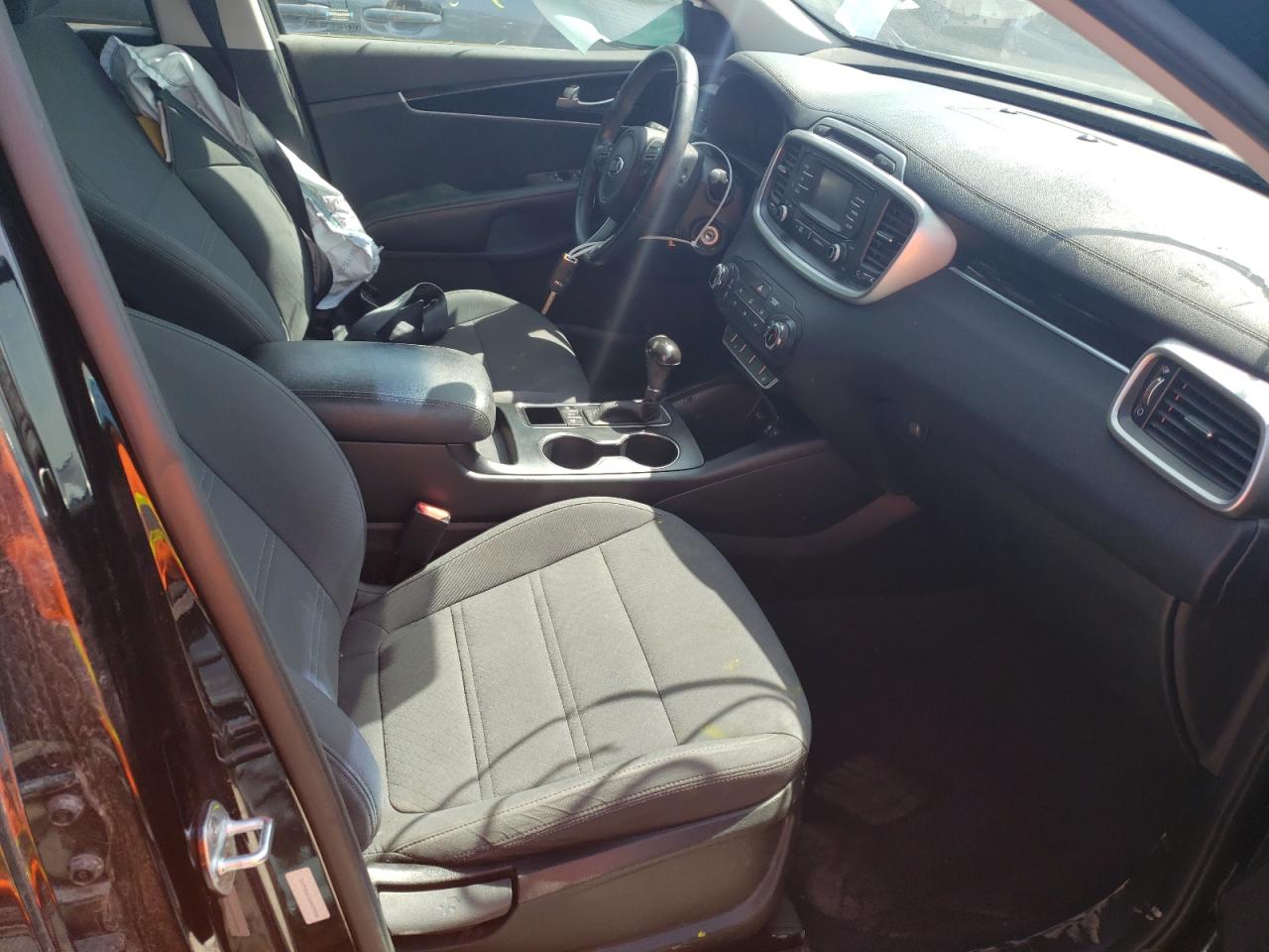 Photo 5 from auction – 2016 KIA SORENTO LX with VIN 5XYPGDA35GG039858