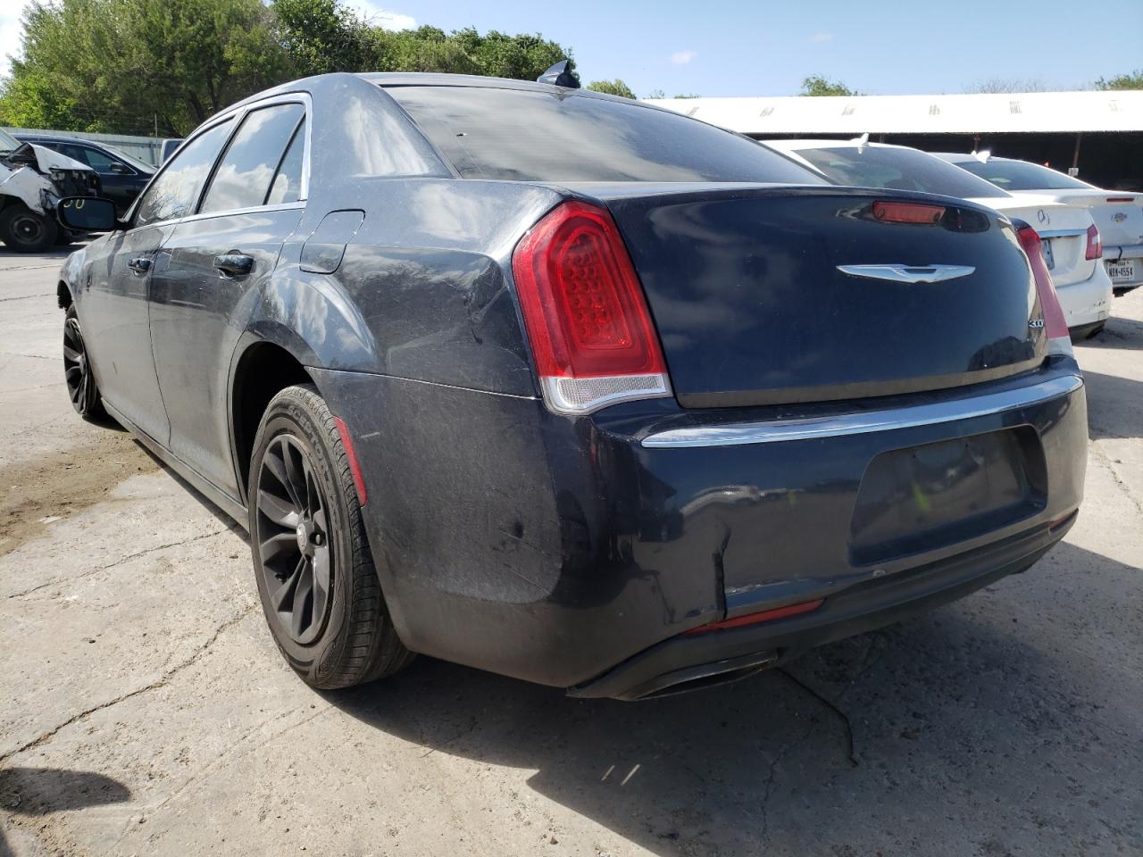 Photo 3 from auction – 2015 CHRYSLER 300 LIMITE with VIN 2C3CCAAG6FH868261
