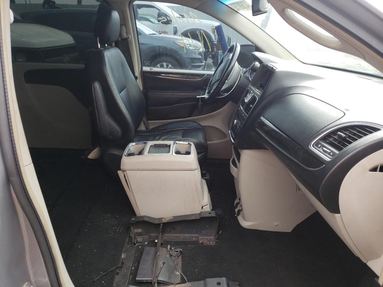 Photo 5 from auction – 2014 CHRYSLER TOWN & COU with VIN 2C4RC1BG1ER207993