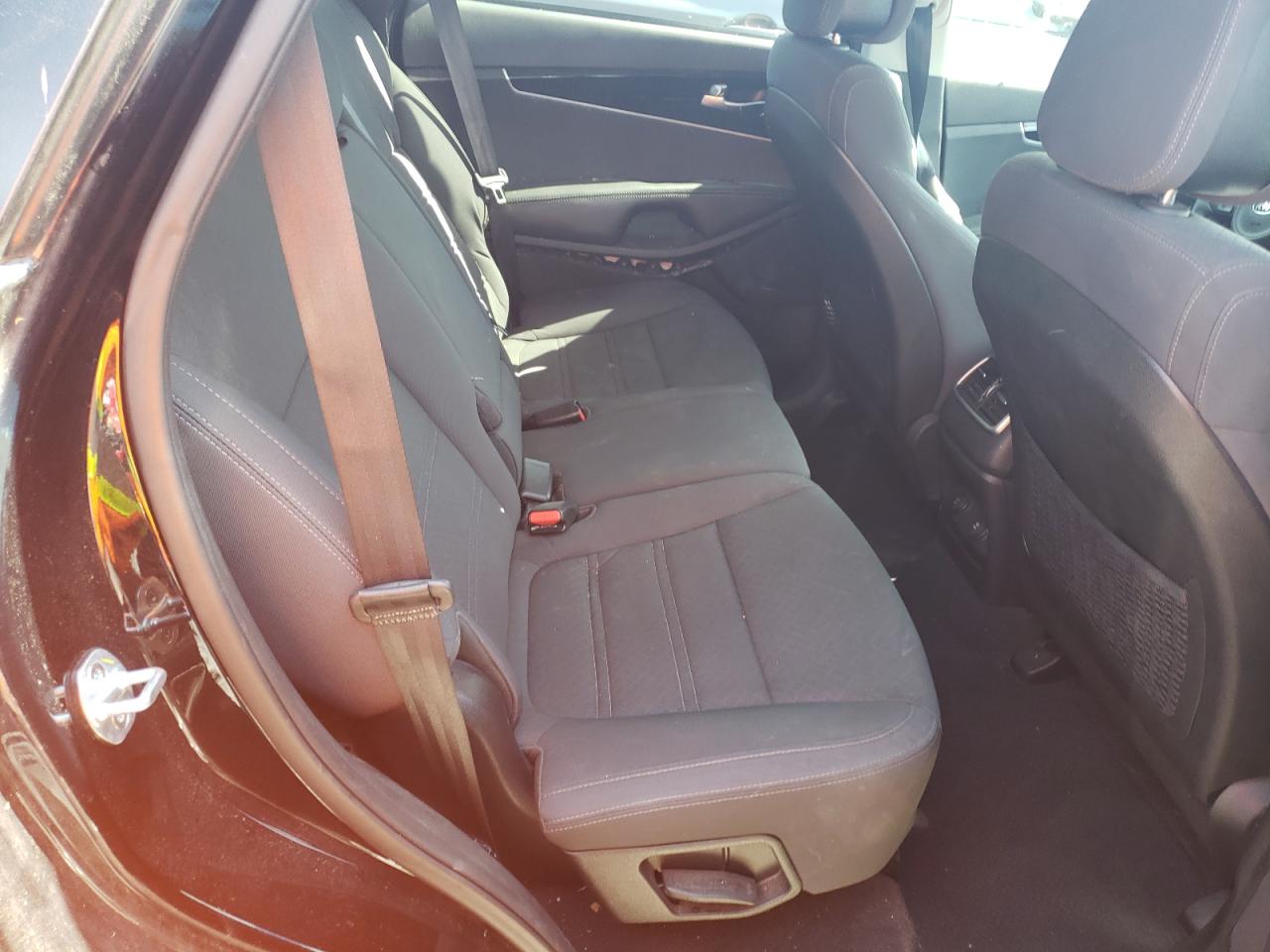 Photo 6 from auction – 2016 KIA SORENTO LX with VIN 5XYPGDA35GG039858