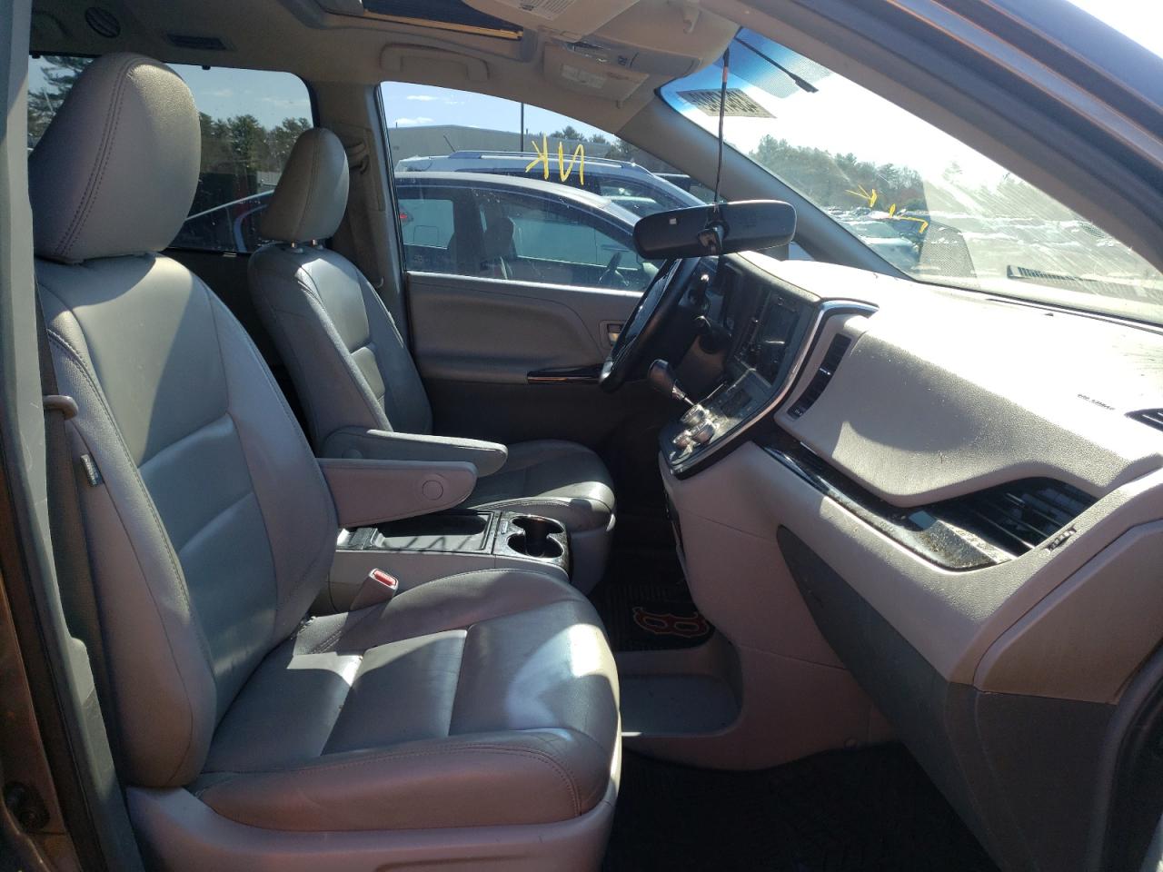 Photo 5 from auction – 2015 TOYOTA SIENNA XLE with VIN 5TDYK3DC3FS558479