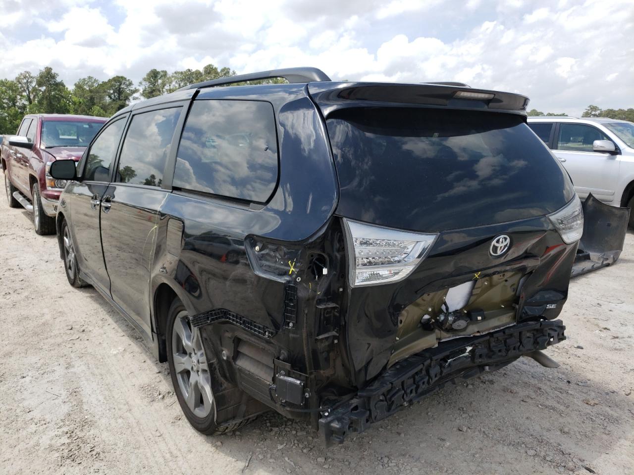 Photo 3 from auction – 2017 TOYOTA SIENNA SE with VIN 5TDXZ3DC2HS779114