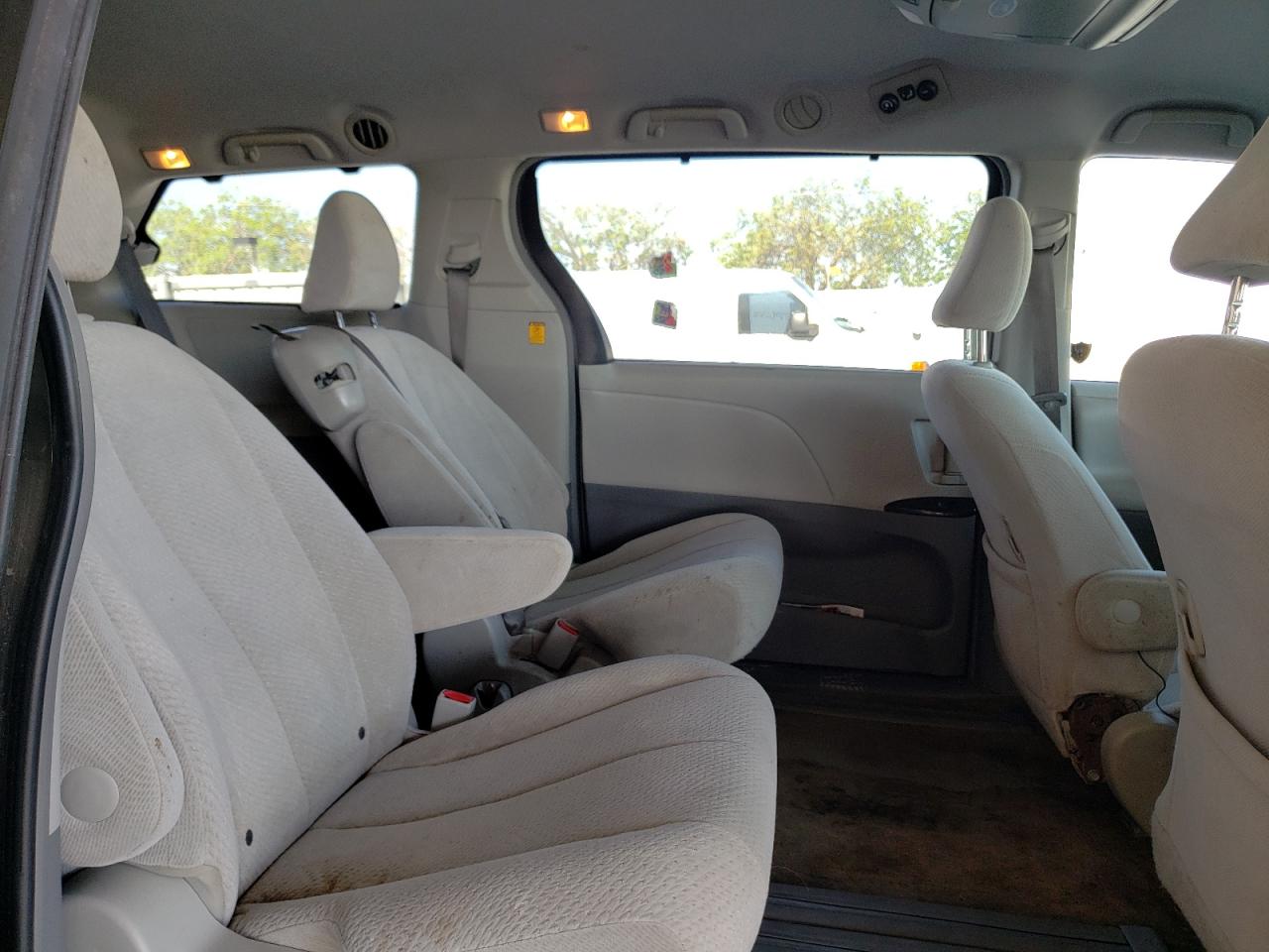 Photo 6 from auction – 2011 TOYOTA SIENNA LE with VIN 5TDKK3DC0BS154717