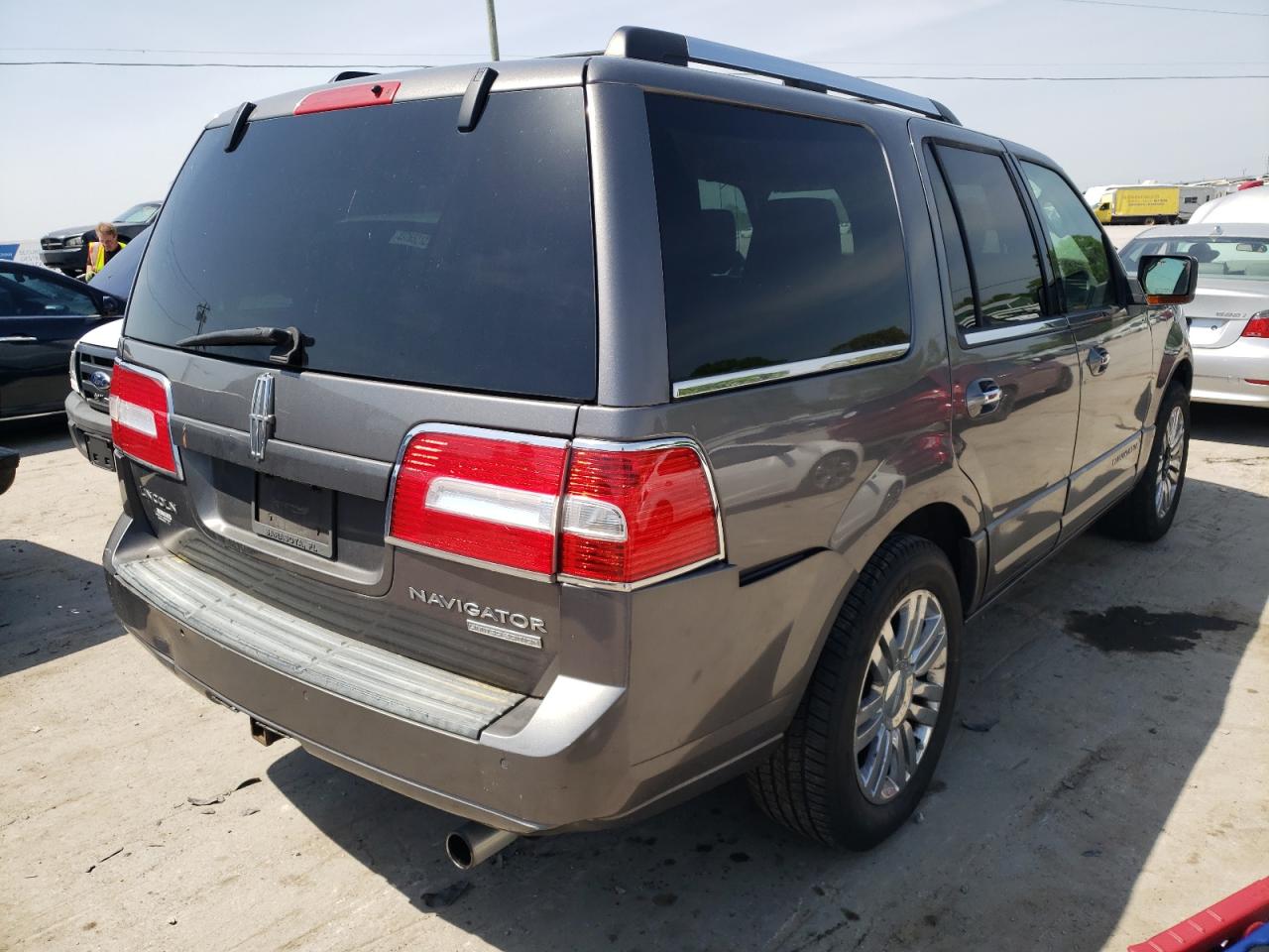 Photo 4 from auction – 2010 LINCOLN NAVIGATOR with VIN 5LMJJ2H58AEJ03824