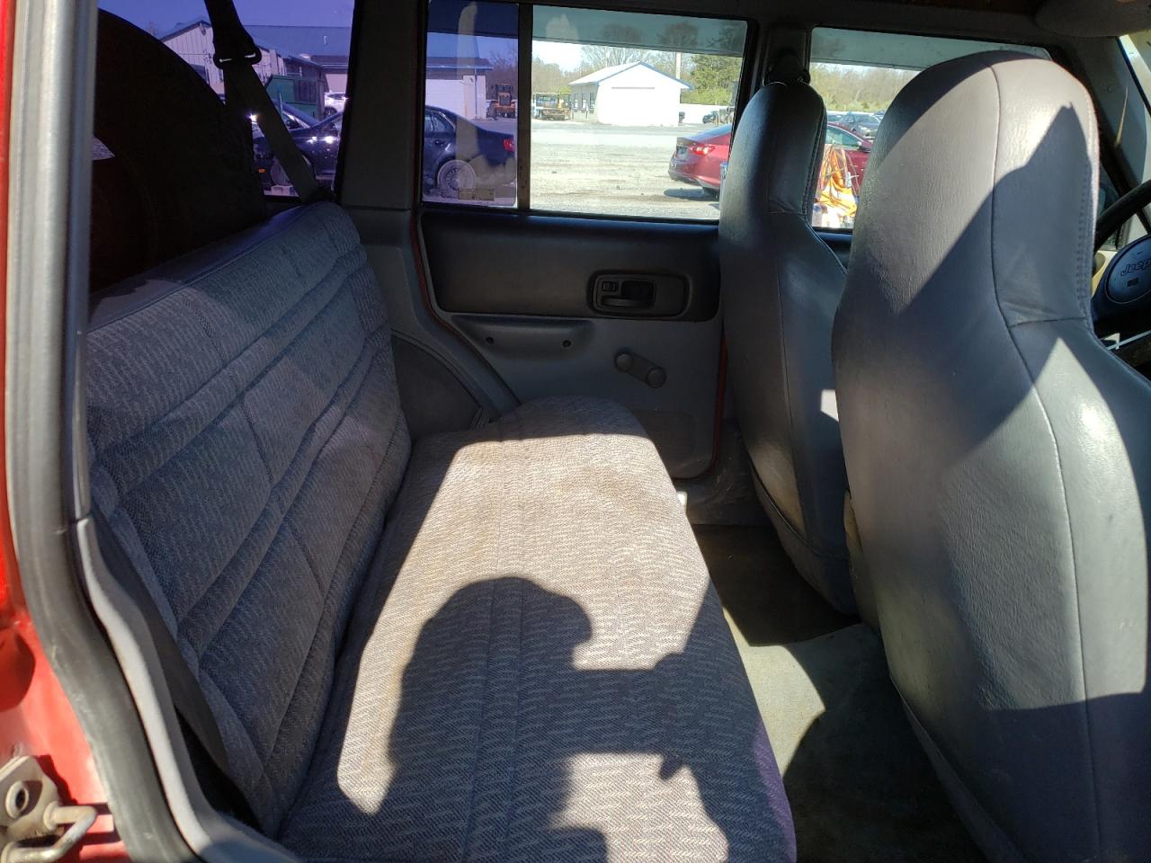 Photo 6 from auction – 1998 JEEP CHEROKEE with VIN 1J4FJ28S0WL107219