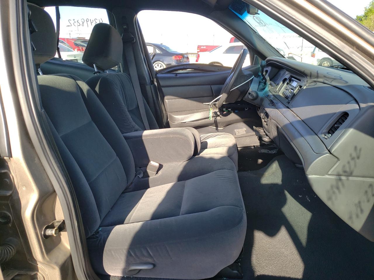 Photo 15 from auction – 2004 FORD CROWN VICT with VIN 2FAFP71W44X183563