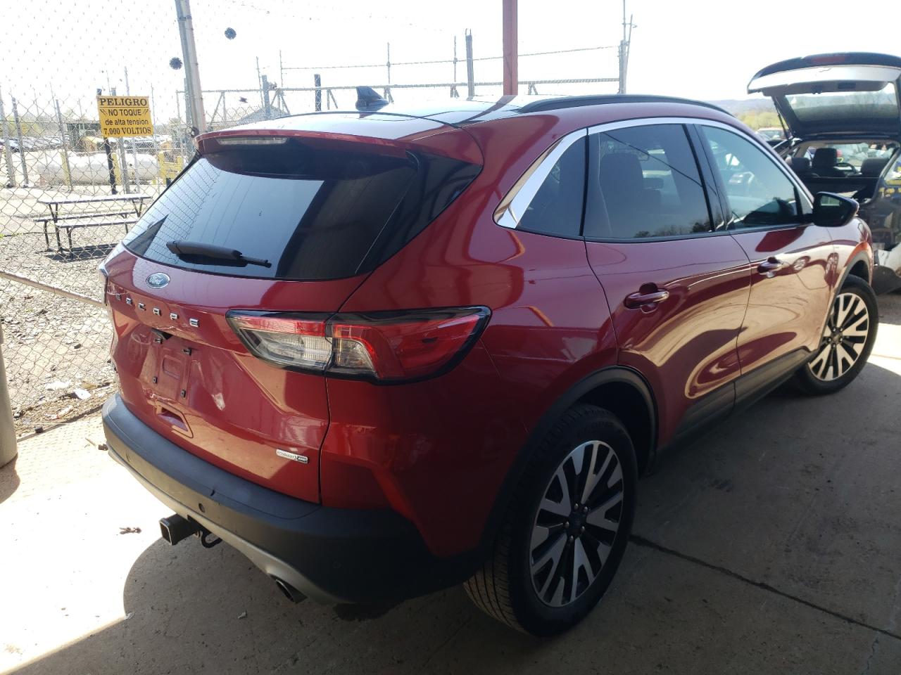 Photo 4 from auction – 2020 FORD ESCAPE SEL with VIN 1FMCU9H92LUA39352