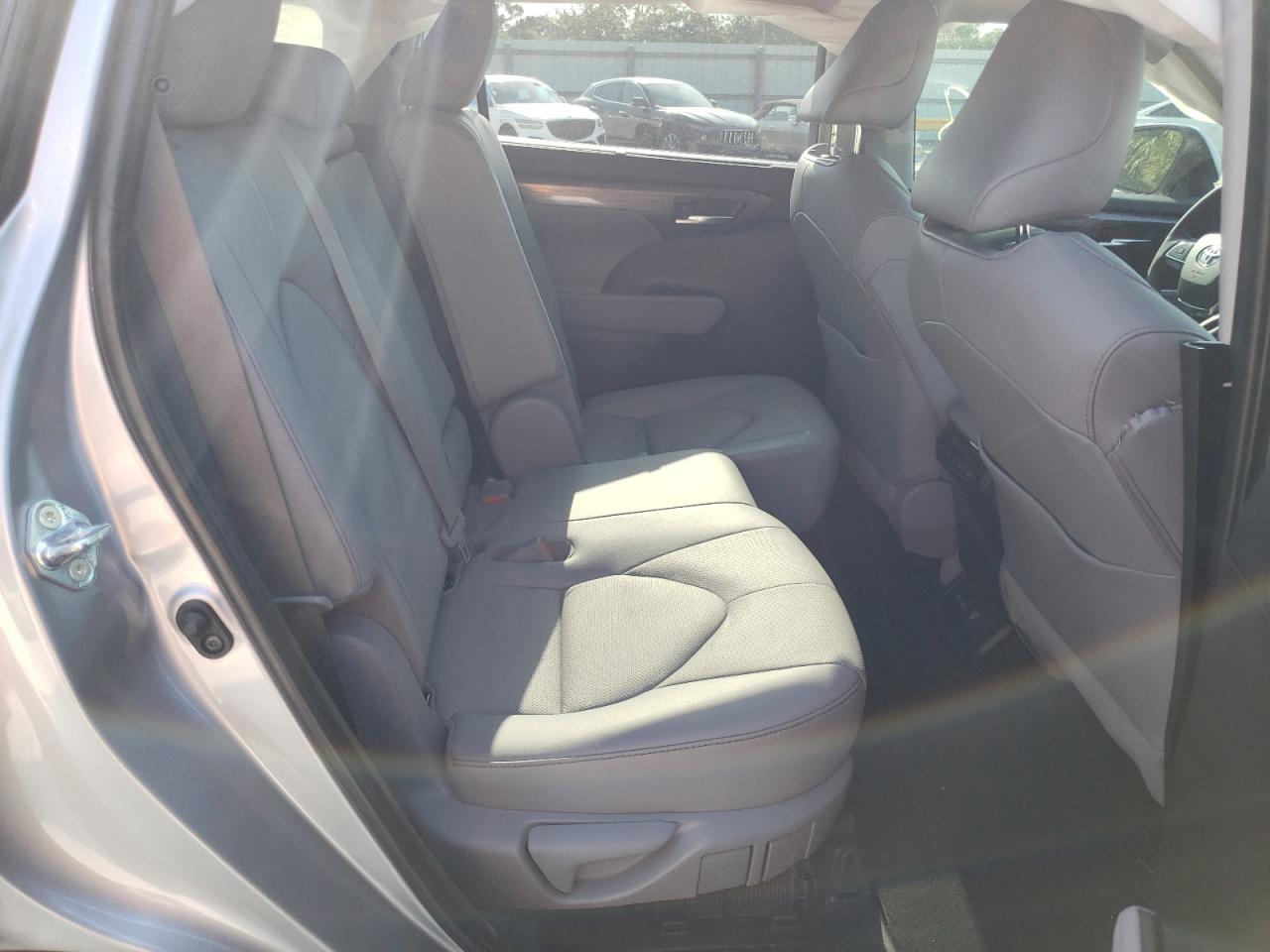 Photo 6 from auction – 2021 TOYOTA HIGHLANDER with VIN 5TDDBRCH5MS018028