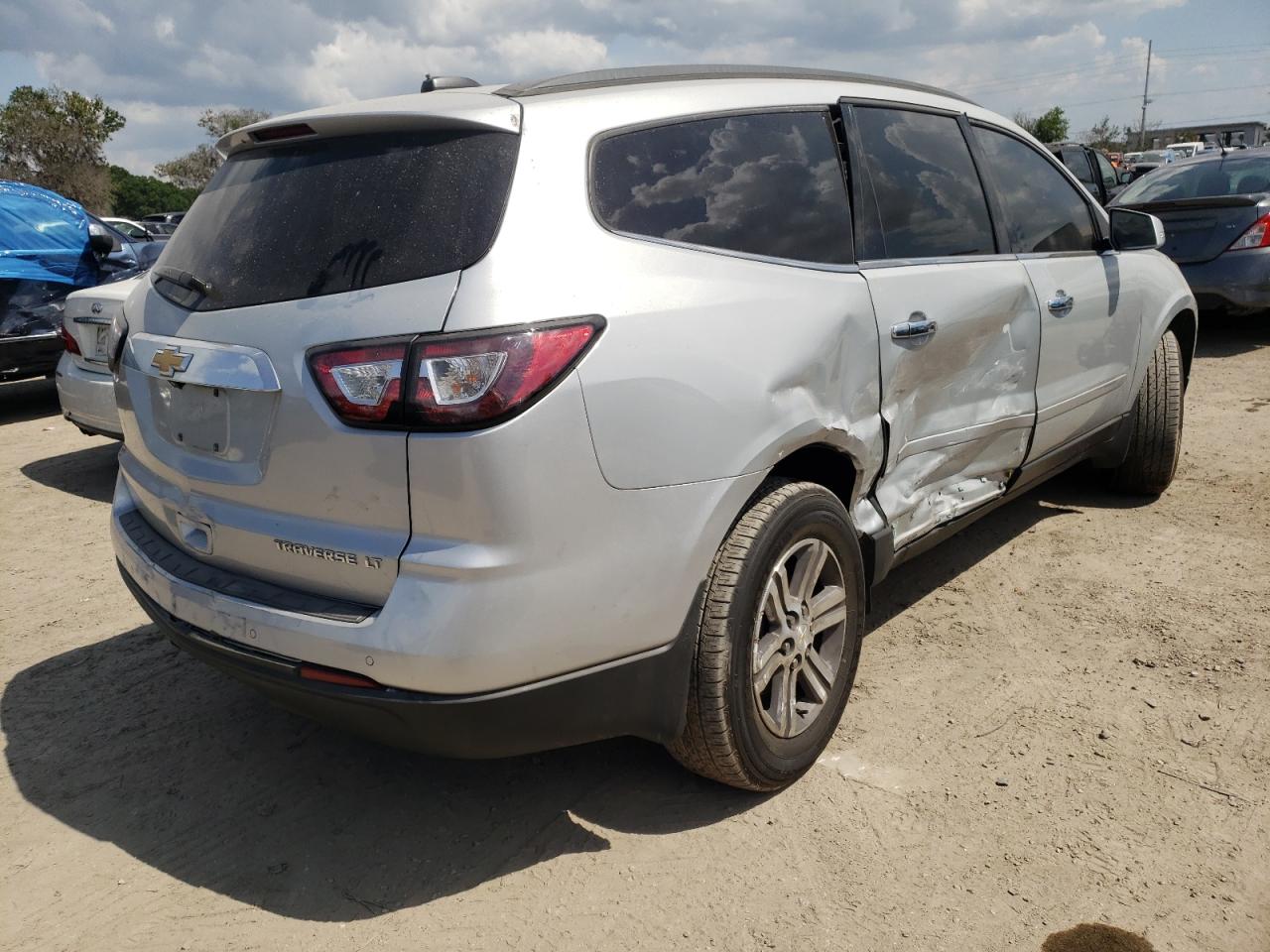 Photo 4 from auction – 2016 CHEVROLET TRAVERSE L with VIN 1GNKRHKD8GJ165187