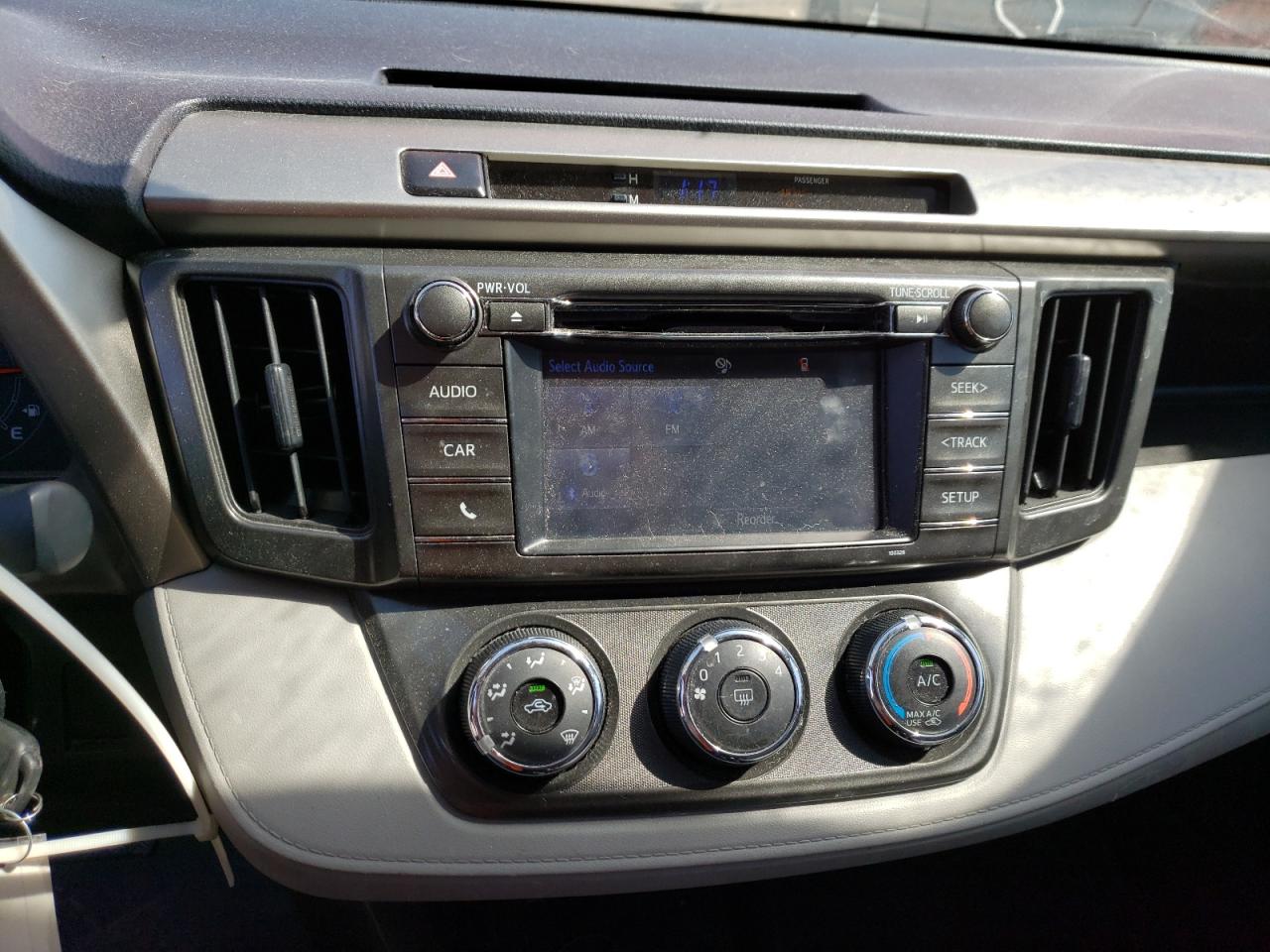 Photo 9 from auction – 2015 TOYOTA RAV4 LE with VIN 2T3ZFREV0FW161001