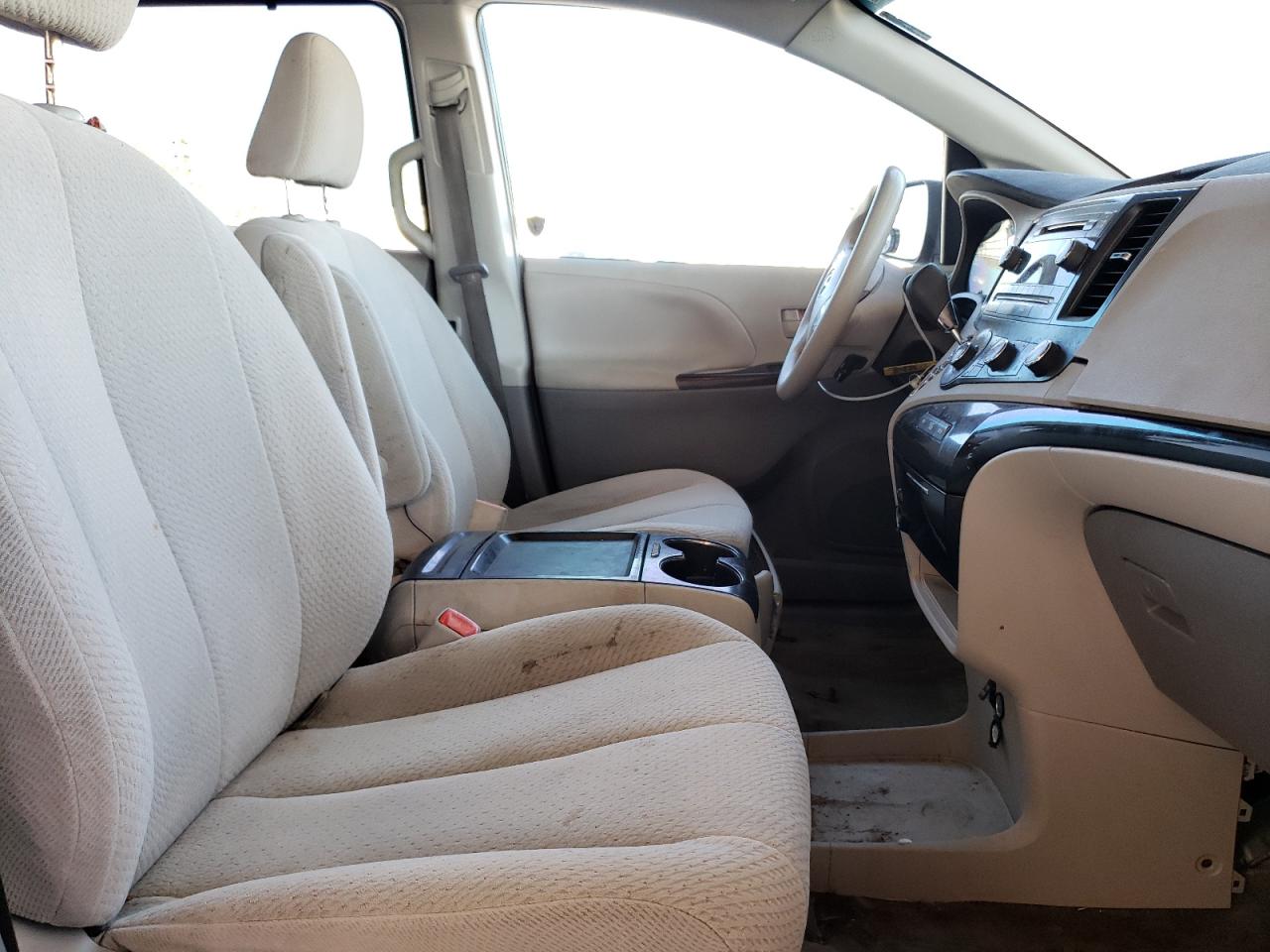 Photo 5 from auction – 2011 TOYOTA SIENNA LE with VIN 5TDKK3DC0BS154717