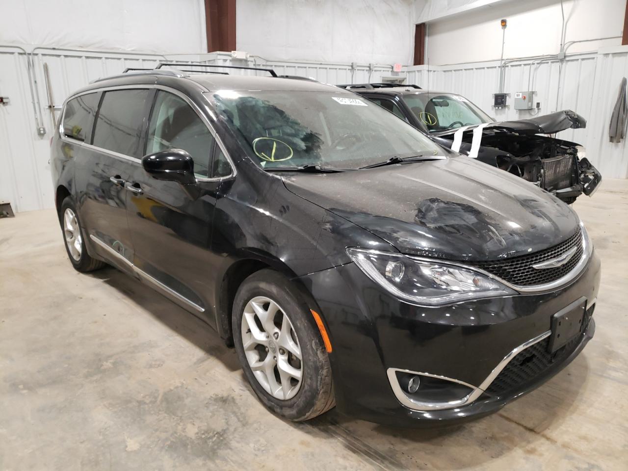 CHRYSLER PACIFICA T 2017 with VIN 2C4RC1EGXHR584774 - Photo from auction