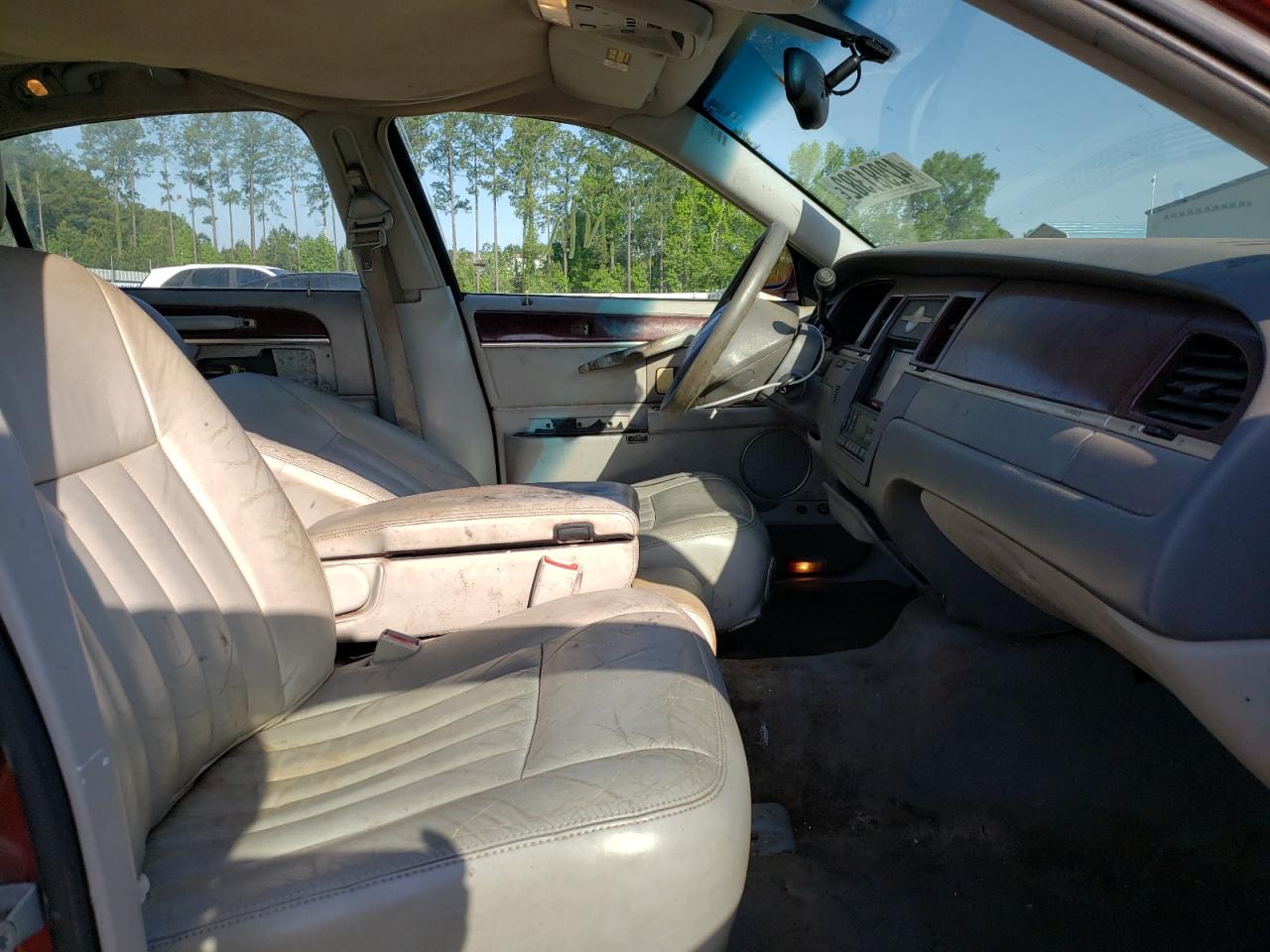 Photo 5 from auction – 2004 LINCOLN TOWN CAR E with VIN 1LNHM81W24Y625883